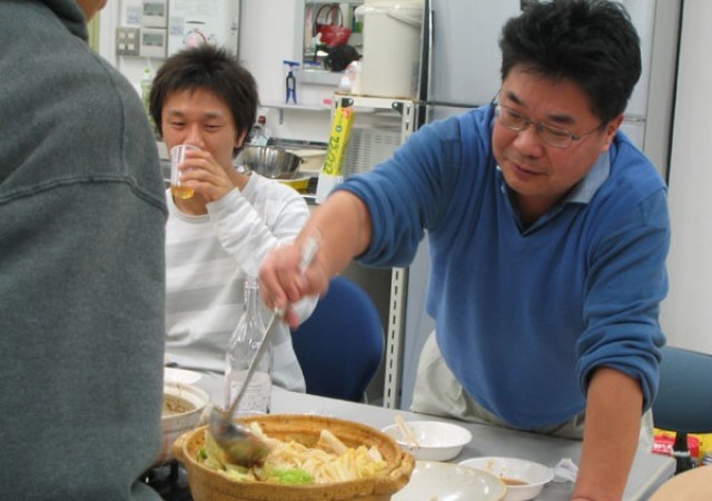 面に飛び出した白菜をダシの中に入れて下さってる森先生。
隣でクールにビールを飲んでるのは M2 の安達くん。