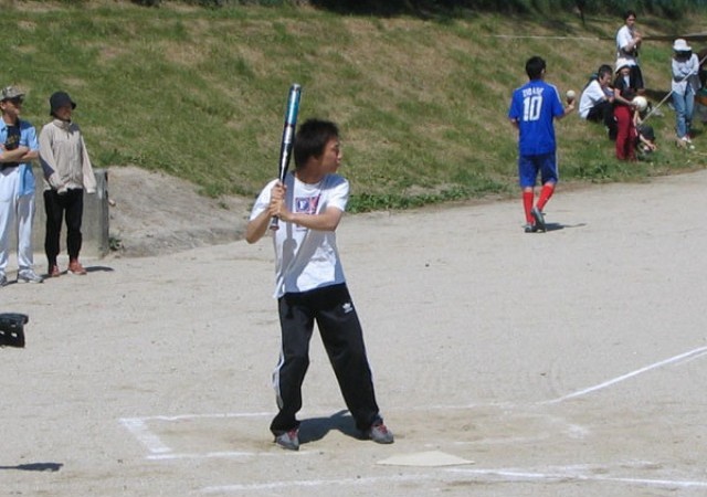 森研ナインの勇姿：
第一試合は大接戦で敗れ、第ニ試合は圧勝。午後からの第三試合は有力メンバーが２人抜けたので惨敗でした。理学部のソフトボール大会は今回初出場だったわけですが、次回はいけるかも？！という手応えを感じた大会でした。<br />
安達くん