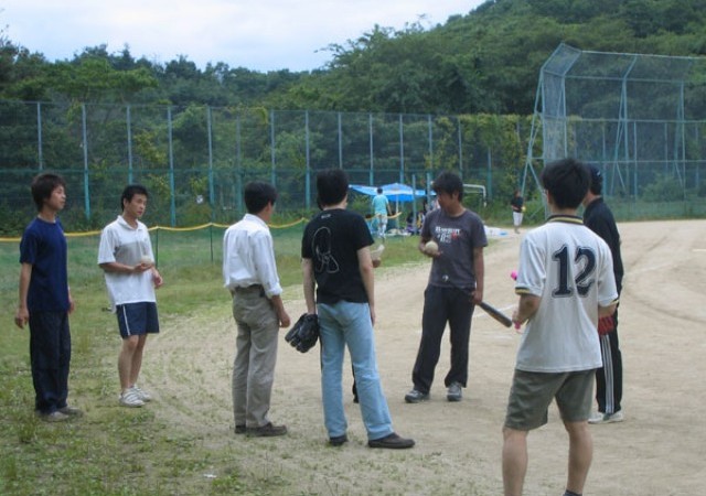 試合前の作戦会議。元野球部の山本さんからオーダー発表が行われています。