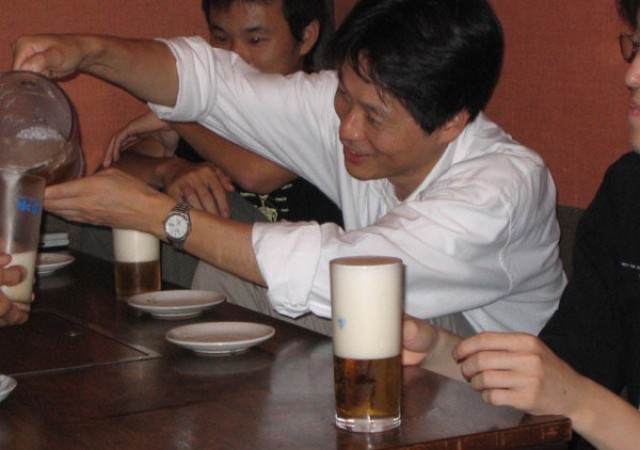 飲み会の様子１
吉田さんが手づからビールを注いでくださっています。