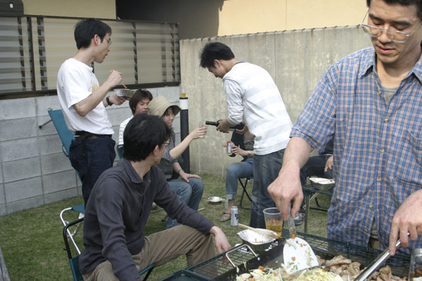 焼きそばを作る浅田さん。
料理上手な浅田さんは焼きそばを作ってくださいました。暑い中ありがとうございました。焼きそばおいしかったです!!