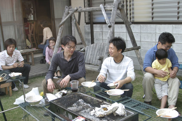 左側にいるのが佐藤くん。中央には岡田助手と安達さん。そして右側には父親の一面を垣間見せている森先生。