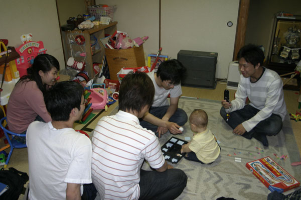 浅田さんのお子さんを囲んで。
かわいらしい仕草にみんなの顔も自然とほころんでいます。