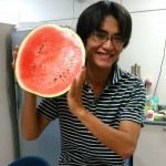 4回生井上くんとすいか。
卒業生さんが送ってきてくださったのを、みんなで美味しくいただきました！
